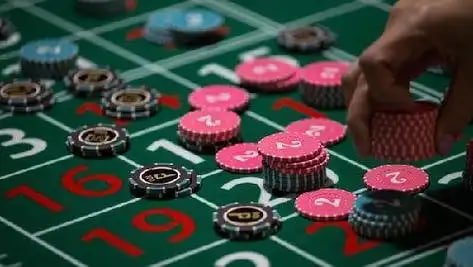 aak999 အားကစားလောင်းကစား ဘောလုံးကွင်း Live Odds Sportsbook တွင် လောင်းကစားနေသောမြင်ကွင်း